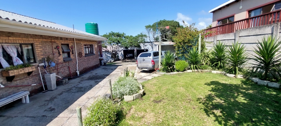 5 Bedroom Property for Sale in Sunrise On Sea Eastern Cape